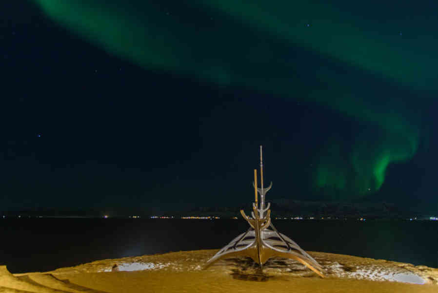 Islandia 029 - Aurora Boreal - Reykjavik - escultura El Viajero del Sol.jpg